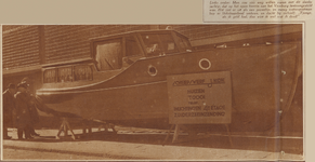 874246 Afbeelding van klein jacht vervaardigd door de scheepswerf J. Kok uit Huizen, op het beursterrein van de 32e ...